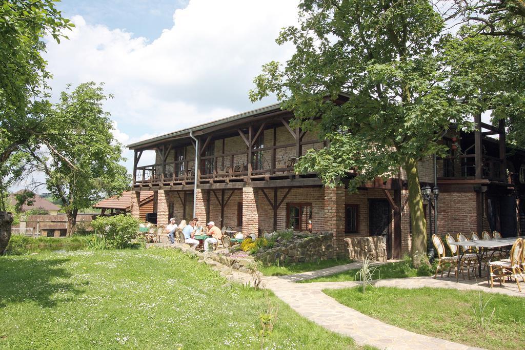 Areal Botanika Hotel Unhošť Buitenkant foto
